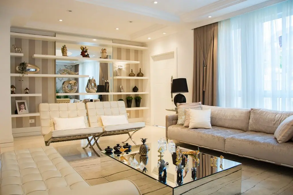 salon moderne avec rangements intégrés et mobilier minimaliste beige et blanc