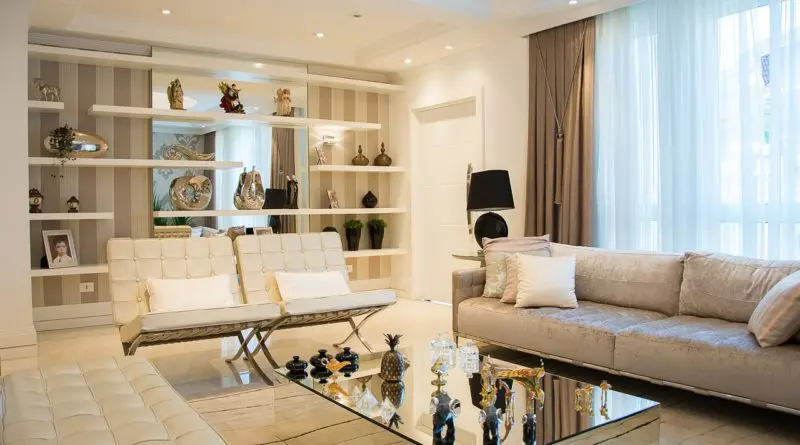 salon moderne avec rangements intégrés et mobilier minimaliste beige et blanc