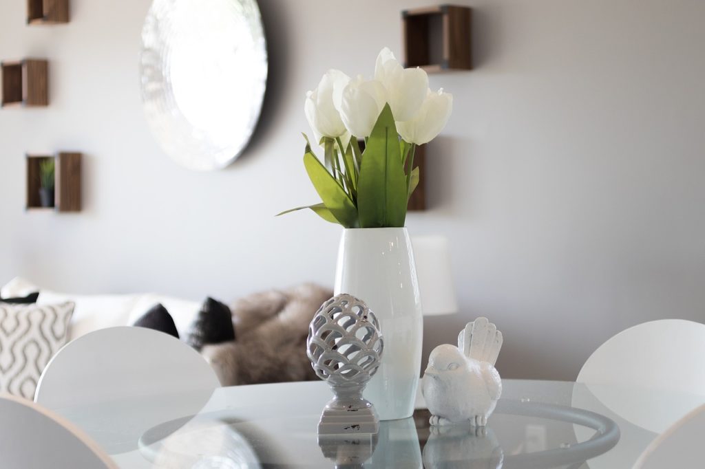 table de salle à manger décorée avec tulipes blanches et accessoires minimalistes