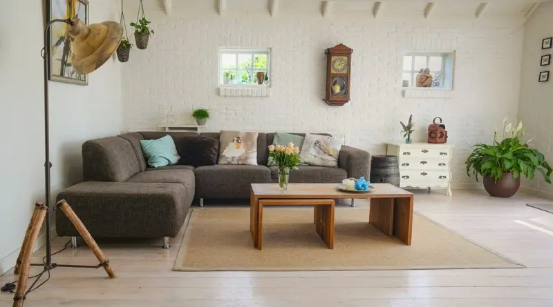 table basse en bois massif dans un salon minimaliste aux murs blancs et décoration zen