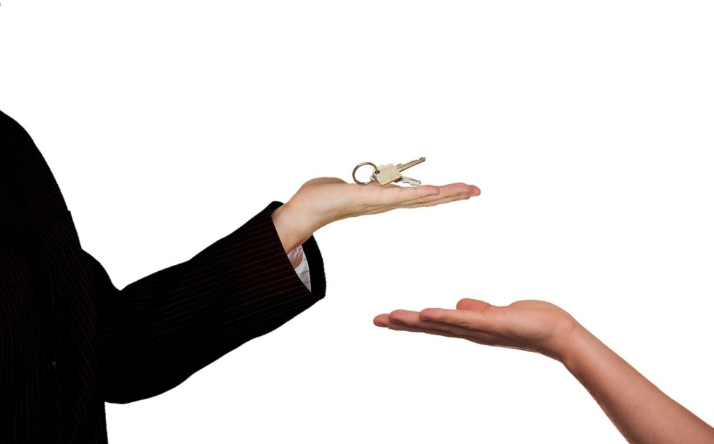 remise de clés symbolisant la transaction immobilière et l'achat d'un bien