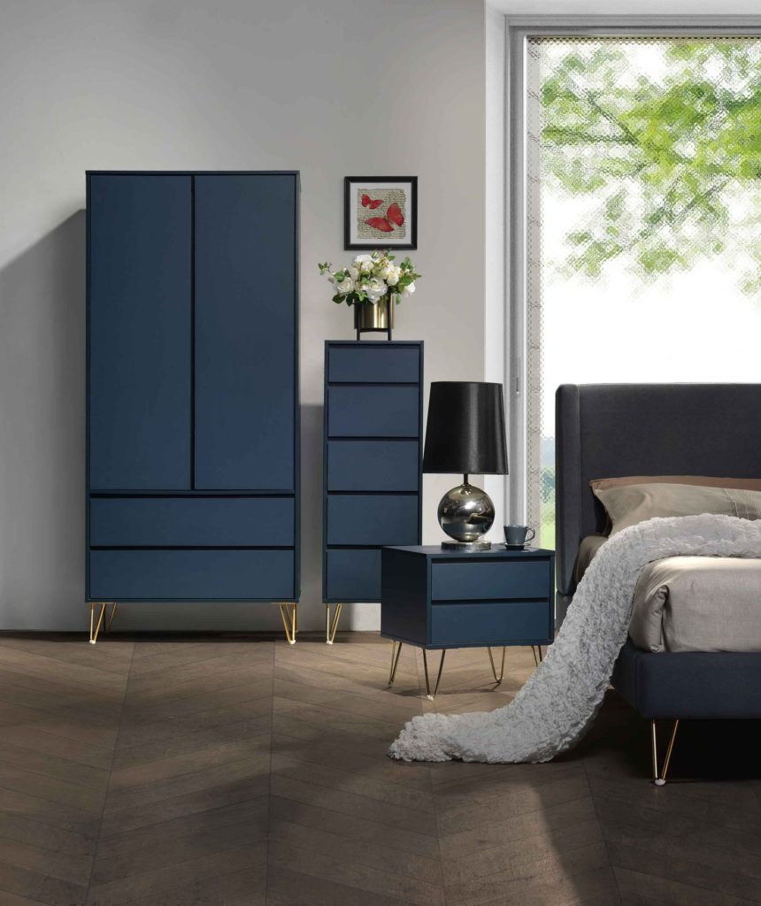 chambre minimaliste avec meubles bleu marine et pieds dorés, lit noir et rangements fonctionnels