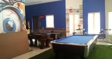 salle de jeux moderne avec billard, baby-foot et décoration murale bleue