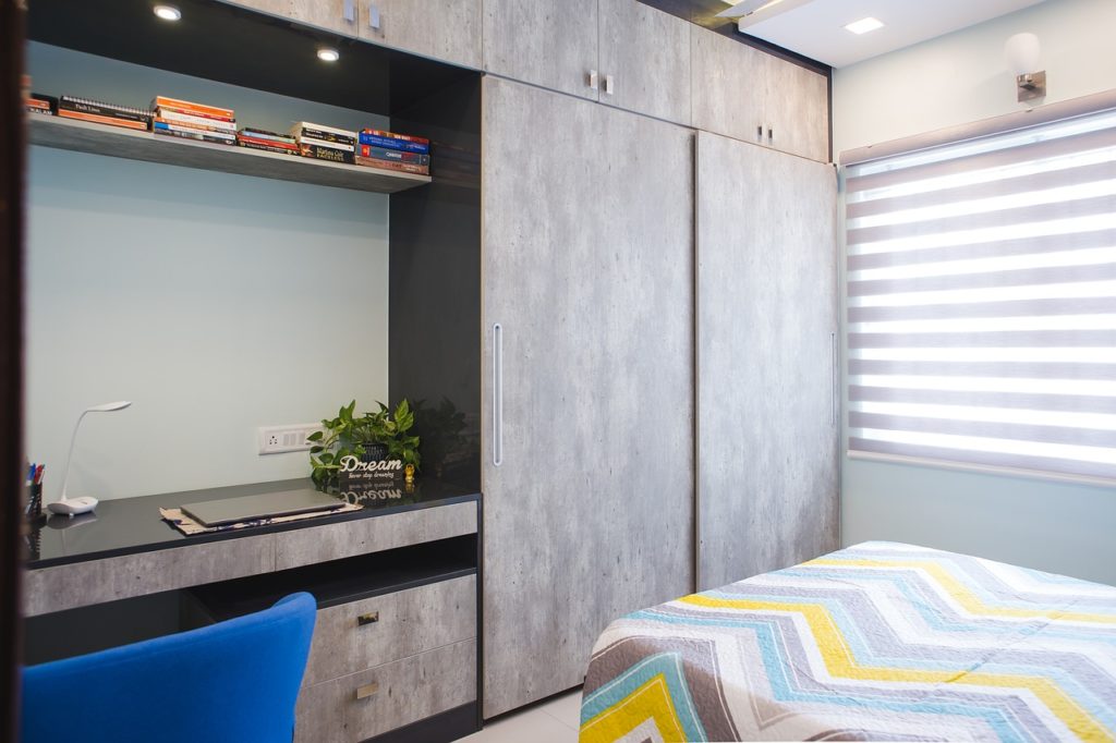 armoire grise sur mesure dans chambre moderne et minimaliste