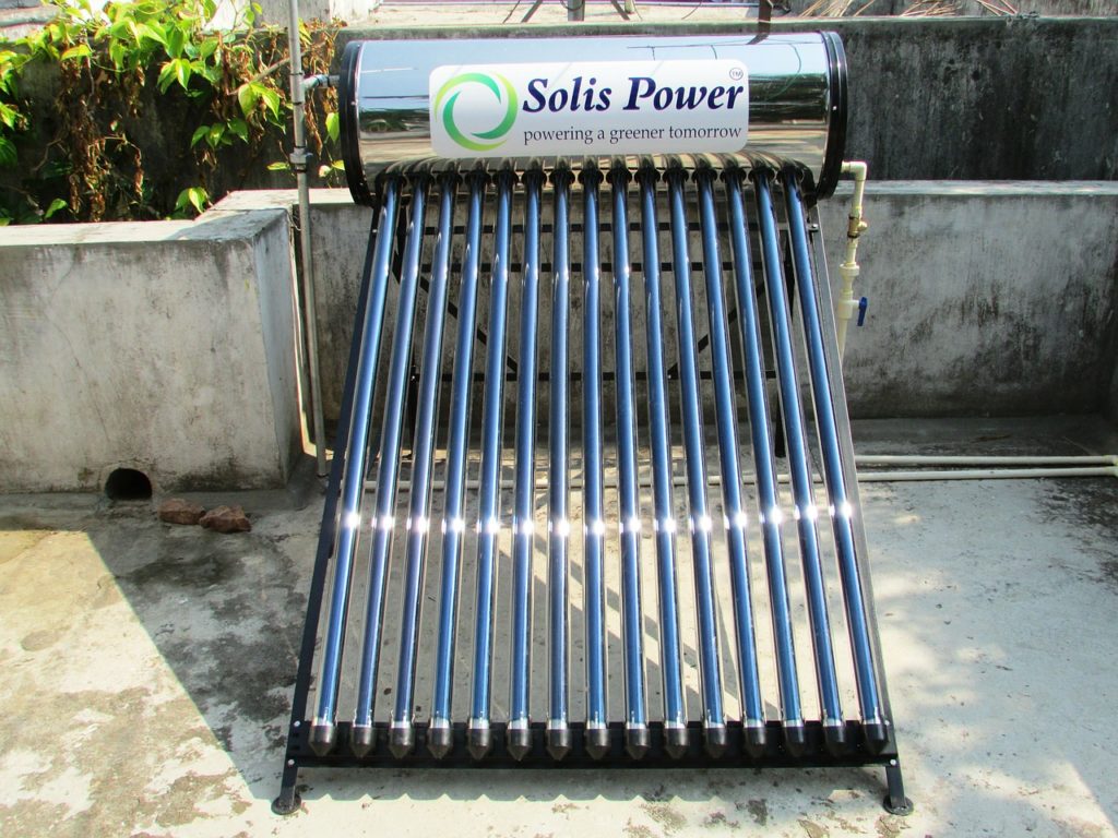 chauffe-eau solaire solis power avec tubes sous vide installé sur une terrasse
