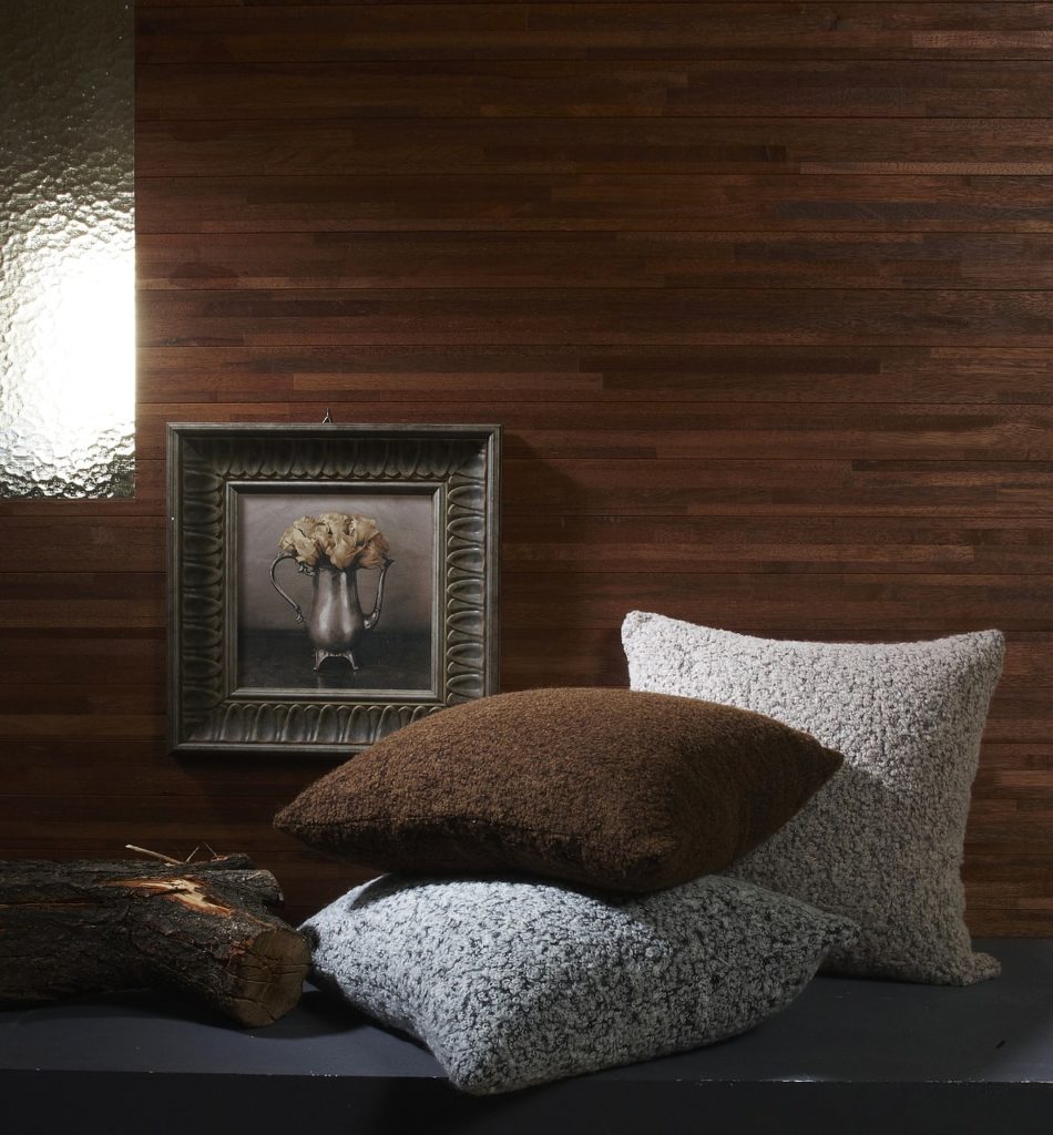 coussins de décoration en lin gris et marron sur fond bois minimaliste