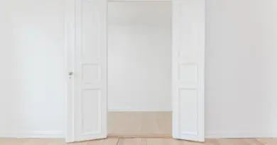 portes blanches à panneaux ouvertes sur chambre minimaliste