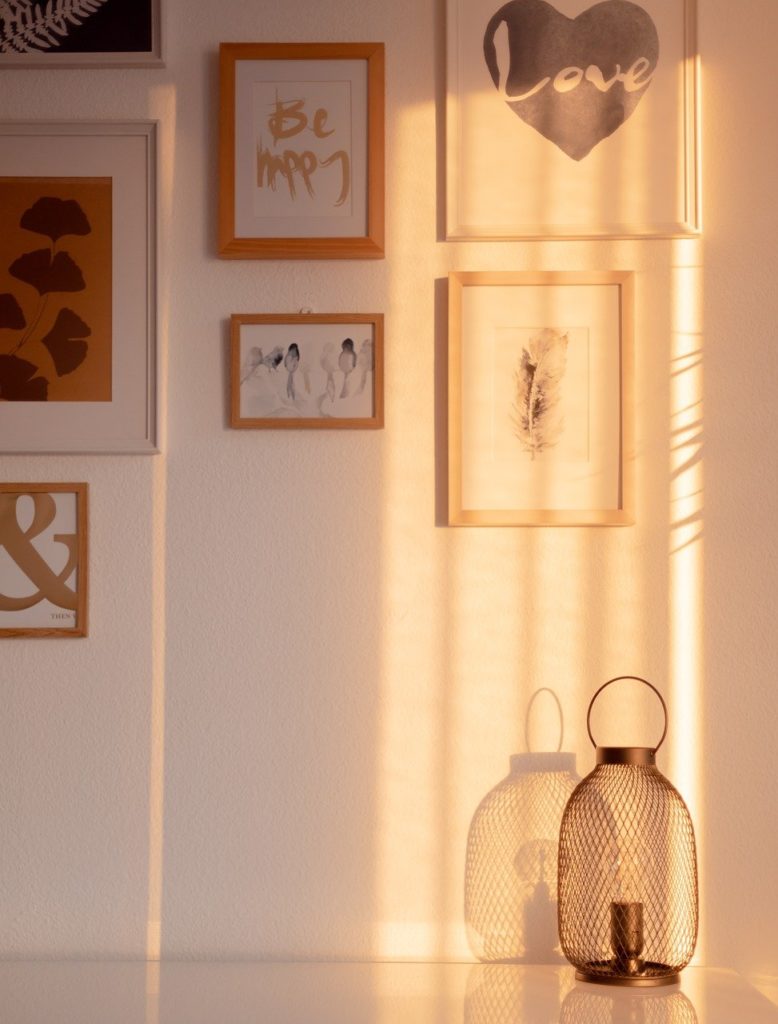 décoration murale zen avec cadres bois, cœur lumineux et lanternes minimalistes