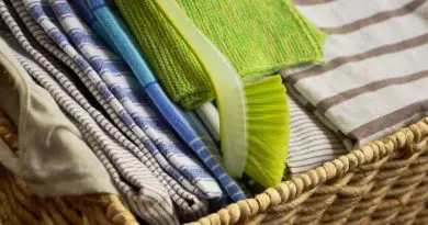 linge de cuisine plié dans un panier en osier avec brosse écologique verte