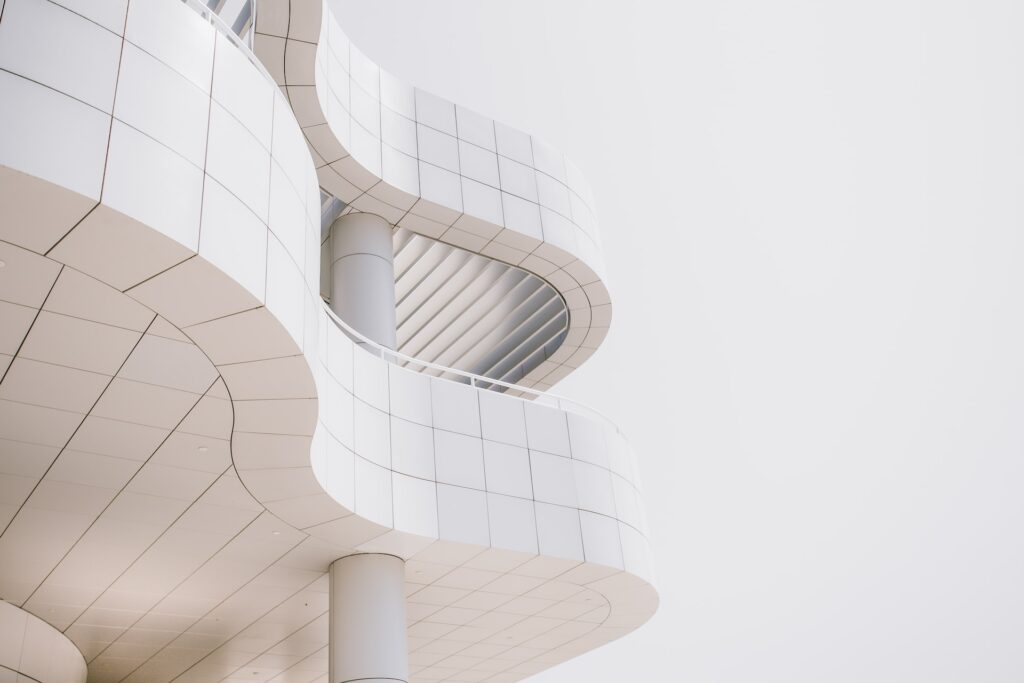 architecture minimaliste moderne avec façade blanche épurée et formes courbes
