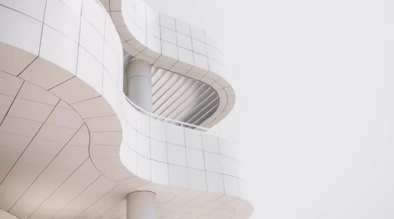 architecture minimaliste moderne avec façade blanche épurée et formes courbes
