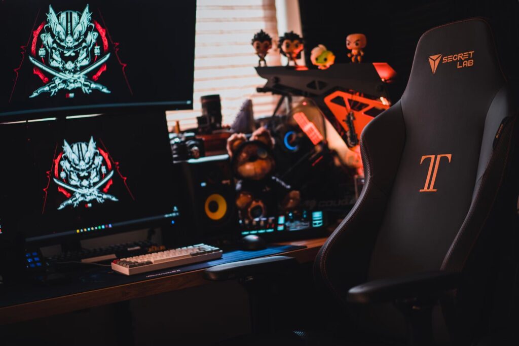 station de gaming avec chaise secrète lab et écrans affichant jeux vidéo