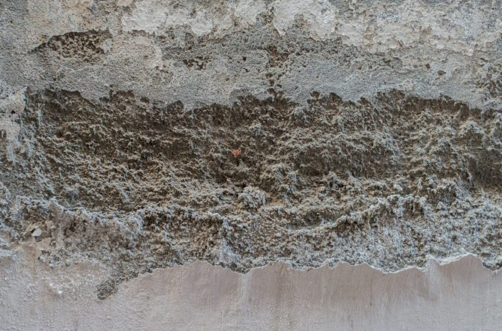 humidité et infiltration d'eau sur une surface de béton endommagée