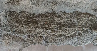 humidité et infiltration d'eau sur une surface de béton endommagée