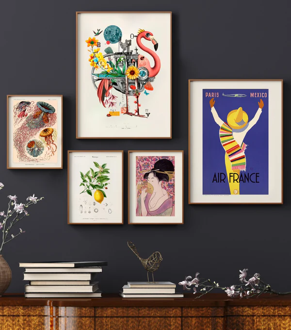 galerie murale d'affiches colorées pour décorer une chambre d'enfant avec style