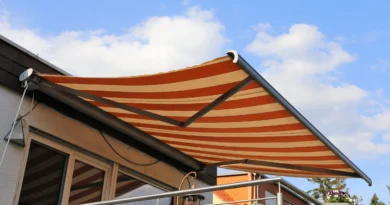 store banne rétractable rayé orange et beige déployé sur une terrasse