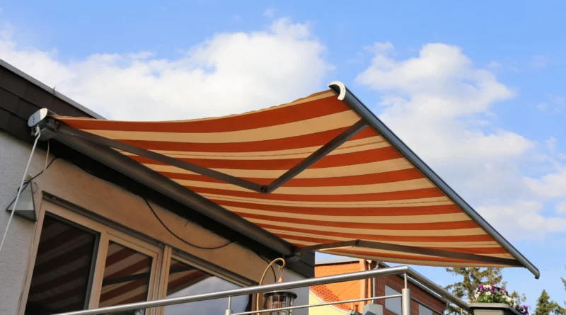 store banne rétractable rayé orange et beige déployé sur une terrasse