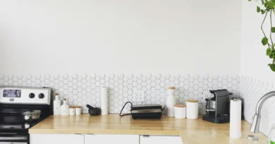 cuisine minimaliste avec carrelage hexagonal blanc, plan de travail bois clair et rangements épurés