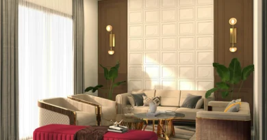 salon moderne avec canapé beige, poufs rouges et mur à panneaux blanc crème