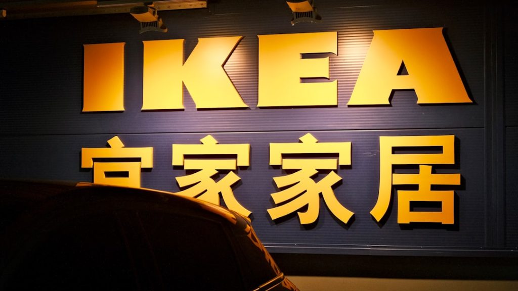enseigne lumineuse ikea avec caractères chinois en jaune et orange