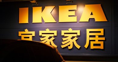 enseigne lumineuse ikea avec caractères chinois en jaune et orange