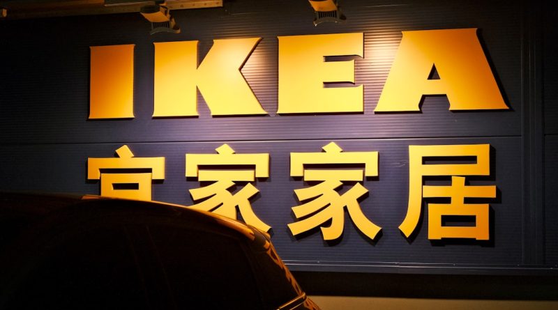 enseigne lumineuse ikea avec caractères chinois en jaune et orange