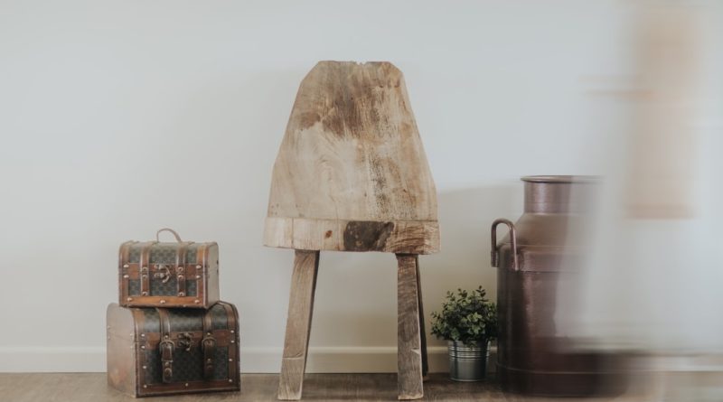 Bois brut vs bois massif : choisir pour un intérieur minimaliste