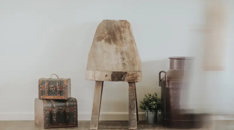 Bois brut vs bois massif : choisir pour un intérieur minimaliste